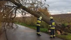 Połamane drzewa, zalany garaż i śmiertelny wypadek motocyklisty –&#8230;