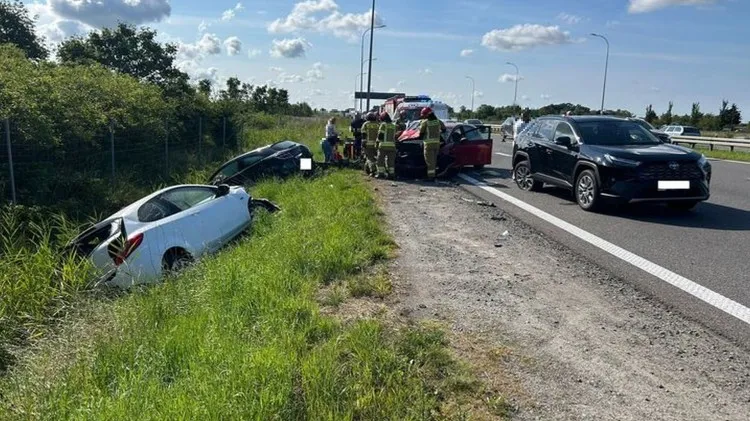 S7. Zderzenie pięciu osobówek – jedna osoba trafiła do szpitala.