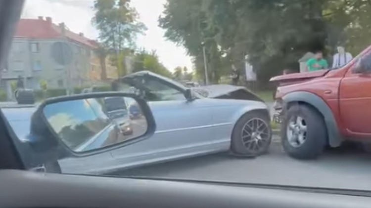 Malbork. Zderzenie osobówek na ul. Sikorskiego – sprawca ukarany wysokim…