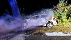 Gmina Malbork. Osobówka uderzyła w drzewo i zapaliła się – kierująca trafiła do szpitala.