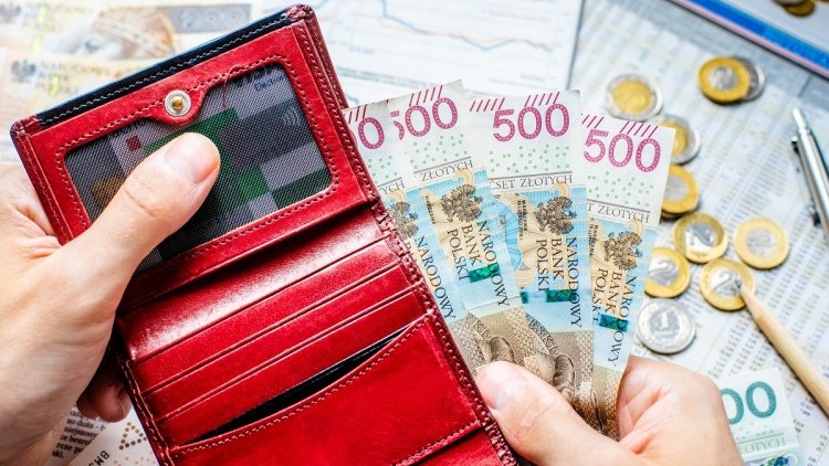 Konsumenci zużywają coraz więcej foliówek w sklepach. Widać to po najnowszych danych