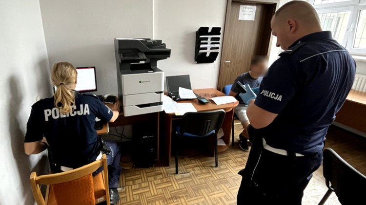Malbork. Był poszukiwany, prowadził auto mimo zakazu i był pod wpływem…