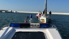 Mierzeja Wiślana. Miał awarię silnika w łodzi – pomogli policjanci.