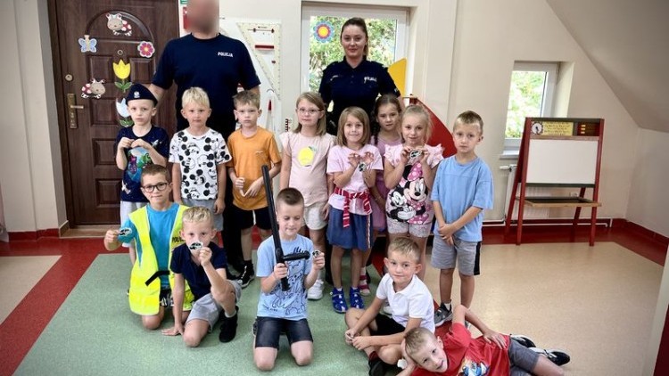 Malbork. Policjanci rozmawiali z dziećmi o bezpiecznej drodze do szkoły.