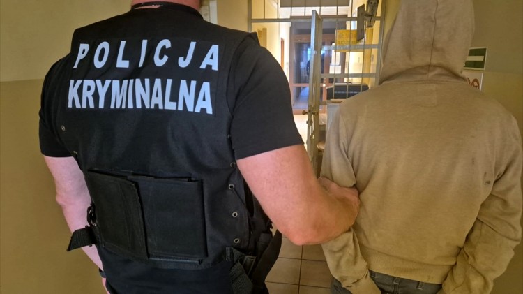 Nowy Dwór Gdański. Obrzucił samochód kamieniami i uciekł – chuliganowi…