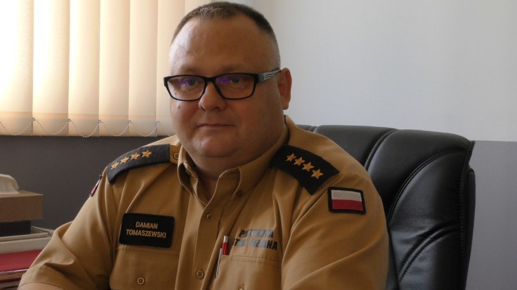 Wkrótce zapowiadane wyrywkowe kontrole piwnic i strychów – rozmowa z Komendantem Powiatowym PSP st. kpt. Damianem Tomaszewskim. Wideo