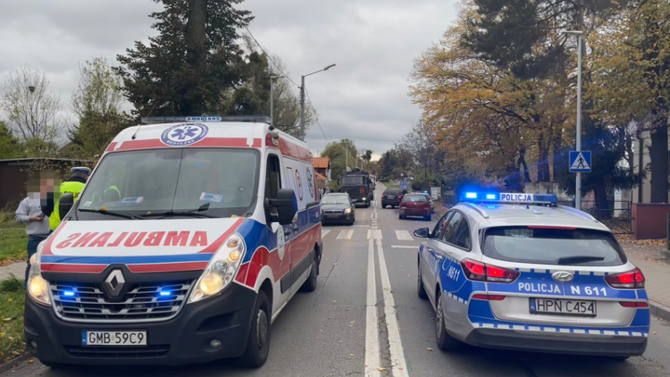 POTRĄCENIE NA PRZEJŚCIU DLA PIESZYCH W MALBORKU NA UL. 500-LECIA. POLICJANCI APELUJĄ O ZACHOWANIE SZCZEGÓLNEJ OSTROŻNOŚCI.