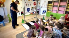 Malbork. O bezpieczeństwie na drodze policjanci rozmawiali z przedszkolakami.