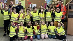 Świeć przykładem i noś odblaski - zachęcali dzieci z Gminy Stare Pole policjanci i GDDKiA.