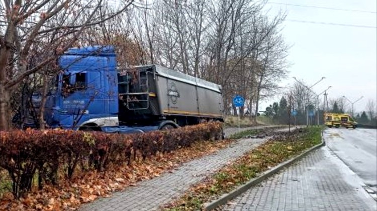 Powiat sztumski. Ciężarówką wjechał na chodnik i uderzył w latarnię…