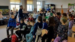 Nowy Staw. Policjanci rozmawiali z dziećmi o bezpieczeństwie i cyberprzemocy – podsumowanie spotkań profilaktycznych.