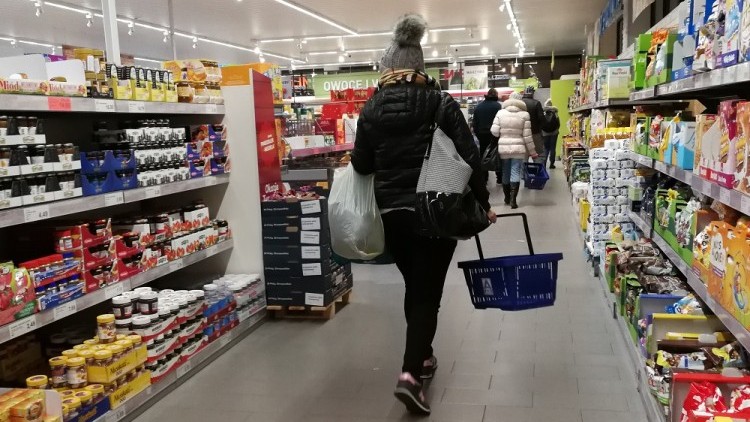 Polacy tradycyjnie zrobią świąteczne zakupy na ostatnią chwilę. Przed Wigilią sklepy znowu przeżyją oblężenie.