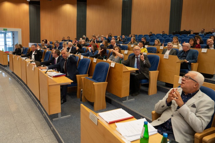 Budżet województwa na 2025 rok przyjęty. Ile wyniosą dochody a ile…