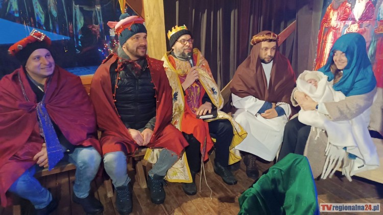 Orszak Trzech Króli i wspólne kolędowanie mieszkańców w Kończewicach.…