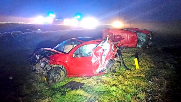 Dąbrówka Malborka. Dachowanie pojazdów - trzy osoby trafiły do szpitala.