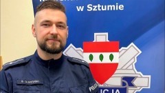 W drodze na służbę pomógł kobiecie, która samochodem wjechała do rowu.