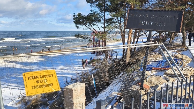 Stegna. Trwa przebudowa zejść na plażę wraz z budową promenady, elementów…