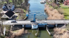 Rusza pełną parą remont mostu zwodzonego w Rybinie (tzw. Most Niebieski). Na czas robót zarządca wyznaczył objazdy. Zobacz na żywo.
