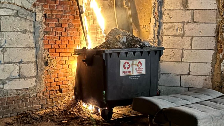 Pożar śmietników, traw i pomoc dla Pogotowia Ratownictwa Medycznego…