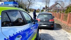 Kierowca pod wpływem narkotyków zatrzymany za niebezpieczne wyprzedzanie na skrzyżowaniu.