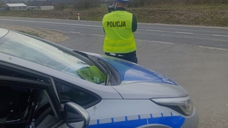 Jechał 104 km/h w miejscu, gdzie obowiązuje ograniczenie do 50 km/h – stracił prawo jazdy na 3 miesiące