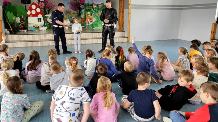Jednośladem bezpiecznie do celu – policjanci uczą dzieci bezpiecznego…