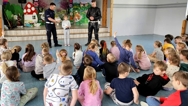 Jednośladem bezpiecznie do celu – policjanci uczą dzieci bezpiecznego poruszania się po drogach.