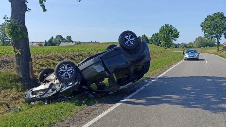 Groźny wypadek w Cygusach. 71-latek zasłabł za kierownicą i uderzył w drzewo.