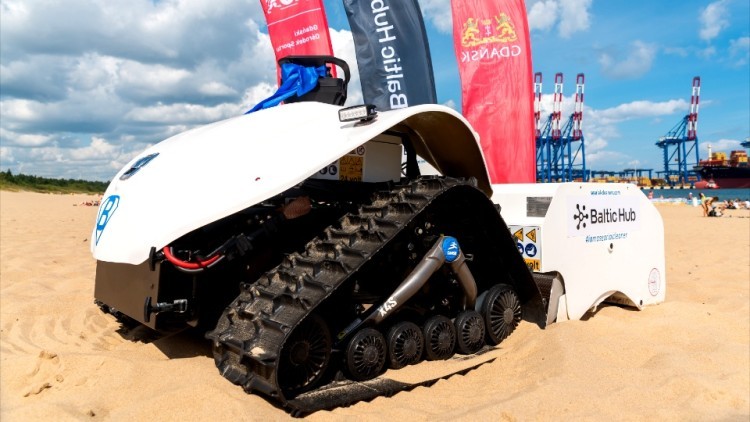 BeBot sprząta plażę Stogi – pierwszy taki robot w Polsce już pracuje w Gdańsku.