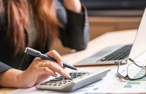 Prawo.pl: pracodawca nie może zmusić pracownika, by zrezygnował z urlopu