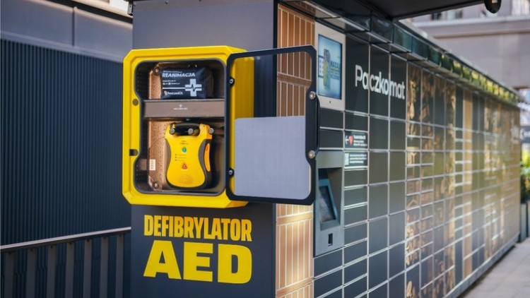 Centrum Ratownictwa i Grupa InPost wyposażą Polskę w monitorowane stacje z defibrylatorami AED