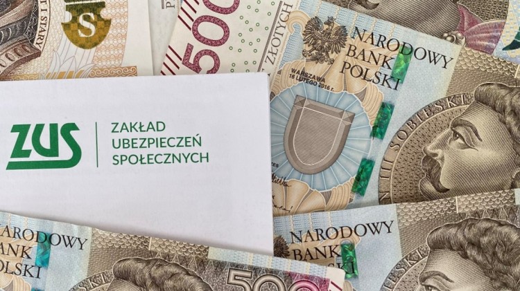Obcokrajowcy pobierają w Polsce coraz mniej pieniędzy ze świadczenia…