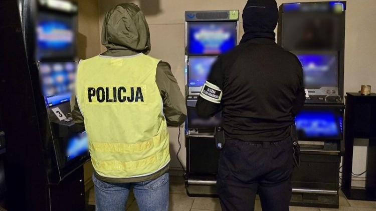 „Hazardowy biznes” przerwany – kilkanaście nielegalnych automatów w rękach służb.