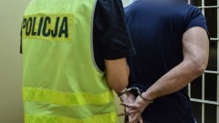 Poszukiwany 33-latek zatrzymany w Stegnie pod wpływem alkoholu i narkotyków.