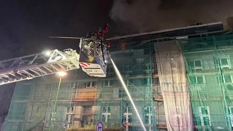 Nocny pożar szpitala w Elblągu. Błyskawiczna akcja strażaków zapobiegła tragedii