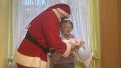 Wolontariusze z II LO w Malborku sprawili radość mieszkańcom Domu Pomocy Społecznej.