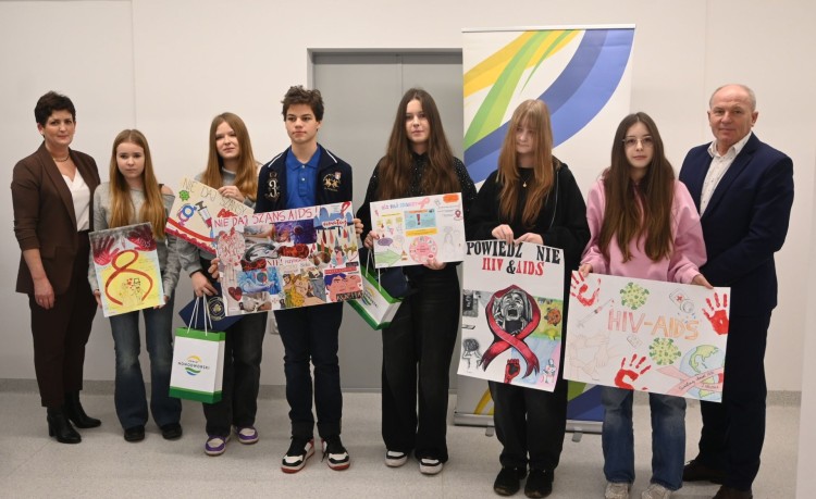 Nowy Dwór Gdański. Nagrodzono laureatów konkursu plastycznego o AIDS.…