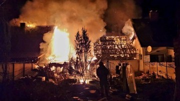 Ogromny pożar domów w Nowym Stawie. Kilkanaście zastępów straży…