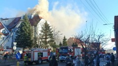Pożar w budynku ZUS w Sztumie – ewakuowano 80 osób. Zobacz wideo i zdjęcia
