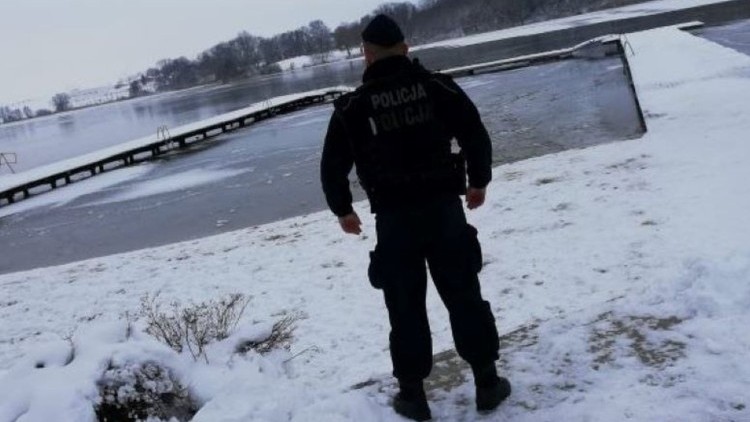 Uwaga na cienki lód – zimowe akweny mogą być śmiertelnie niebezpieczne.