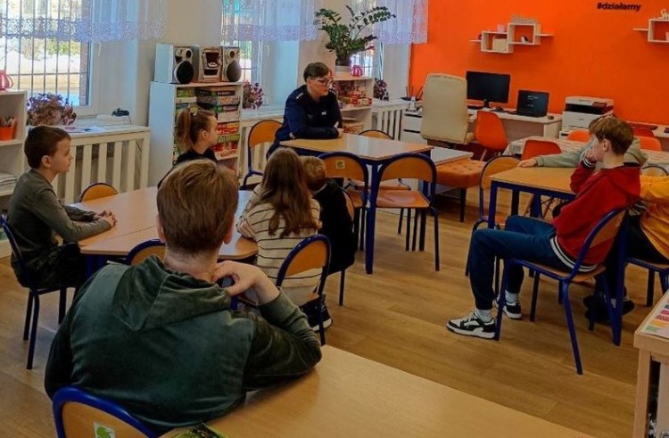 Policjanci przypominają dzieciom o bezpieczeństwie podczas ferii.