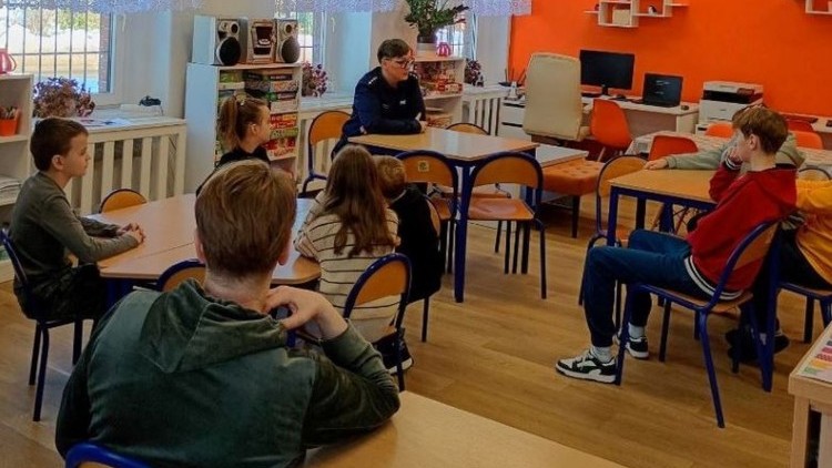 Policjanci przypominają dzieciom o bezpieczeństwie podczas ferii.