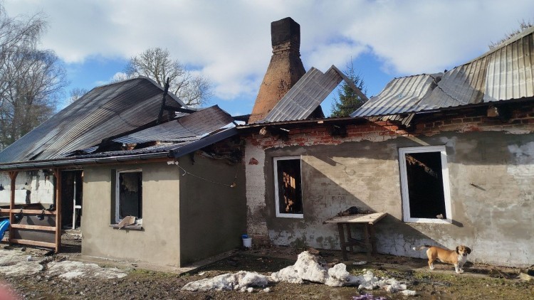 Tragiczny pożar w miejscowości Kornele. Rodziny straciły dom – ruszyła zbiórka na odbudowę.