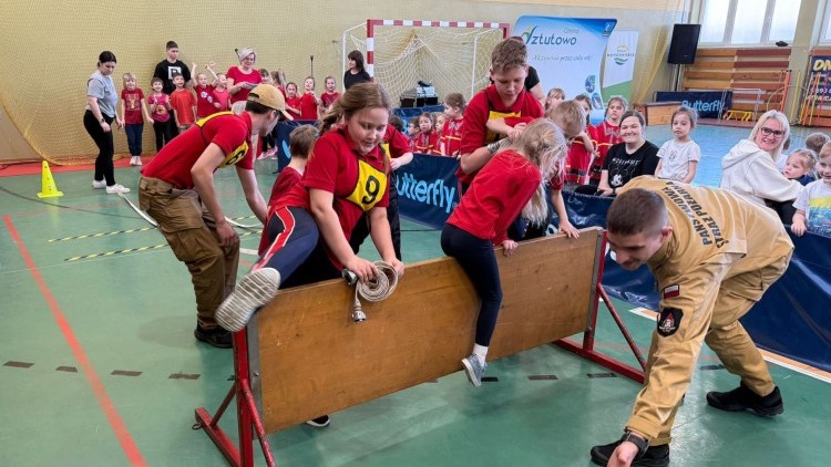 III Halowe Dziecięce Zawody Sportowo-Pożarnicze w Sztutowie – młodzi strażacy w akcji.