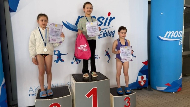Debiut i dwa medale - młoda pływaczka z Malborka zachwyciła podczas Dolinka Swim Challenge 2026.