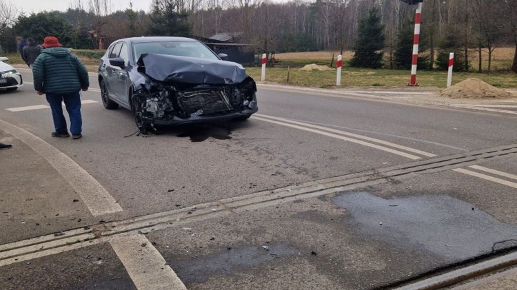 Kolizja na przejeździe kolejowym w Sztumskim Polu - osobówka uderzyła…