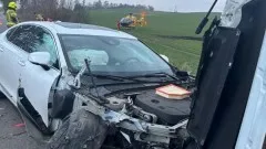 Wypadek w Miniętach - trzy osoby trafiły do szpitala po zderzeniu dwóch…