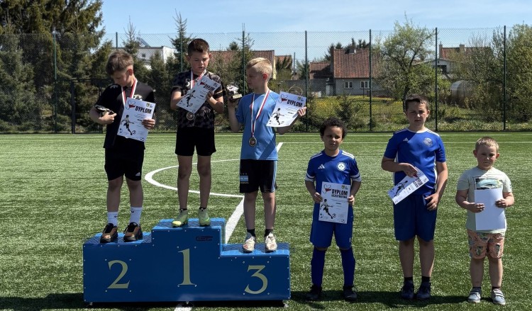Sportowo i patriotycznie w Starym Polu. Turniejem rzutów karnych uczczono…