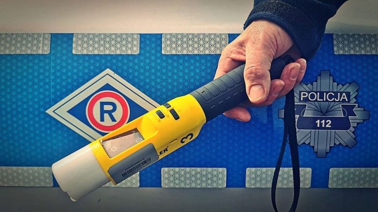 Nietrzeźwa 39-latka wjechała na pole. Miała prawie 2,5 promila alkoholu…