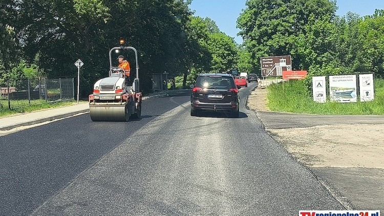 Modernizacja DW502 przyspiesza. Nowa nawierzchnia na odcinku Popowo – Tujsk. Zobacz wideo i zdjęcia.